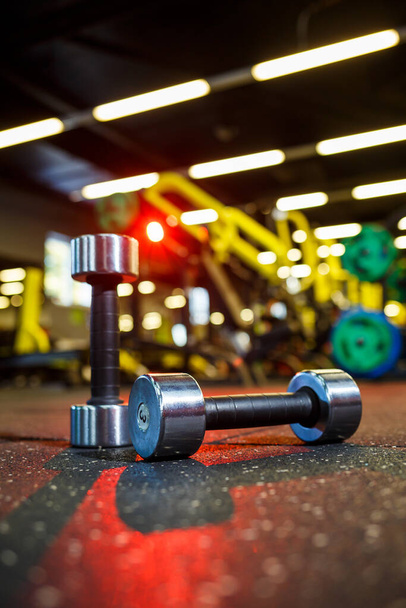 Γυμναστήριο Dumbbells προπόνηση, Γυμναστήριο μυών Αντλία Εξοπλισμός - Φωτογραφία, εικόνα