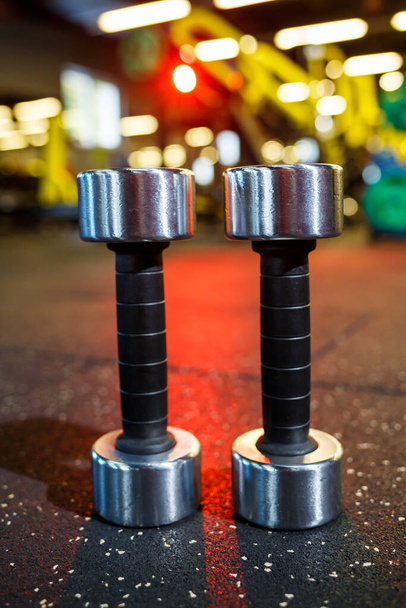 Dumbbells de treino de ginástica, equipamento de bombeamento do músculo da aptidão - Foto, Imagem
