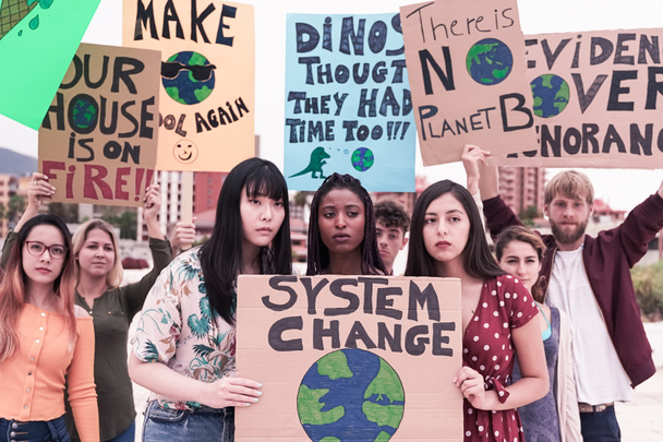 多文化的意見に抗議する人々。異なる国の若者たちがイデオロギーを示しています。同じ防衛下で一緒に学生。気候変動の概念. - 写真・画像