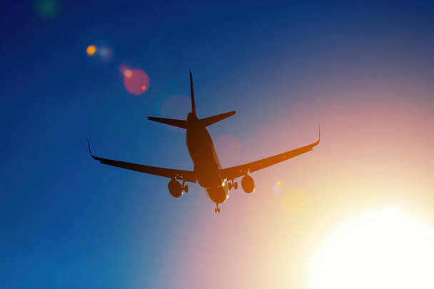silueta de avión acostado en el cielo azul - Foto, imagen