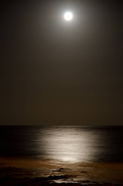 Paysage marin la nuit et lune reflétée dans l'eau. - Photo, image