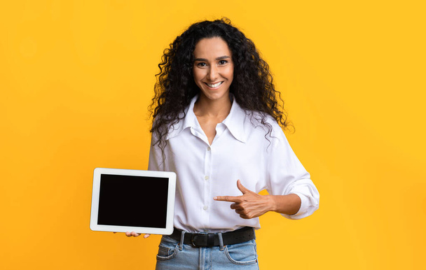 Şuna bak. Siyah Ekran ile Dijital Tableti Gösteren Pozitif Genç Kadın - Fotoğraf, Görsel