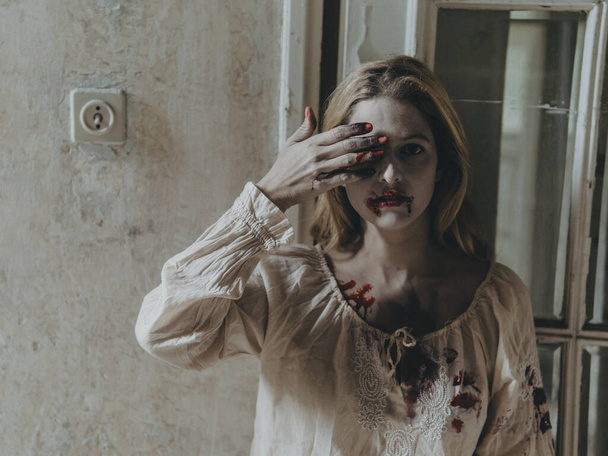 Creepy halloween portrait of bloody woman - Foto, Imagem