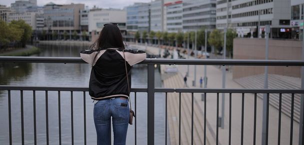Young Asian woman views at the skyline of a city - Fotografie, Obrázek