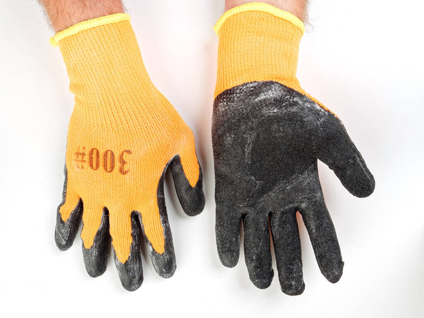 Handschuhe in einem Sortiment von Bauhandschuhen für Garten und Gemüsegarten auf weißem Hintergrund 2020 - Foto, Bild