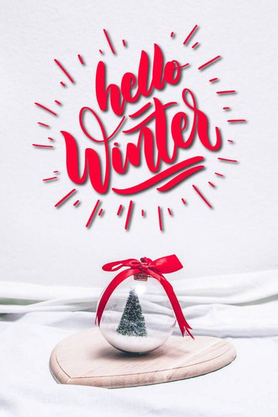 Palla decorativa di Natale con l'albero di Natale e la neve in esso - Foto, immagini