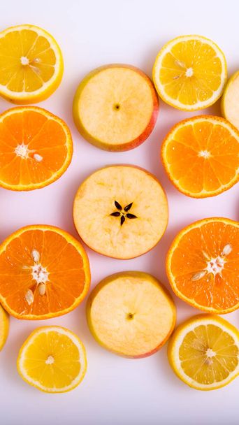 Beyaz arkaplanda elma ve portakal dilimleri, izole edilmiş, yaratıcı düzen, metin için alan, üst görünüm - Fotoğraf, Görsel