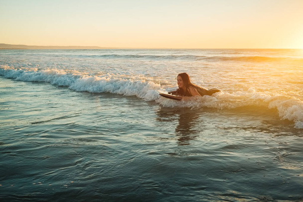 Naplementekor egy nő, Moana Beach, Dél-Ausztrália - Fotó, kép