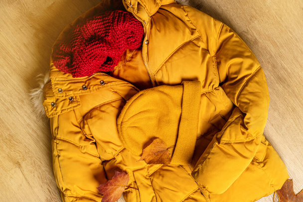 Il comfort di un completo giallo caldo per il freddo. Autunno confortevole, shopping di abbigliamento invernale, vendita, stile in colori alla moda concetto - Foto, immagini