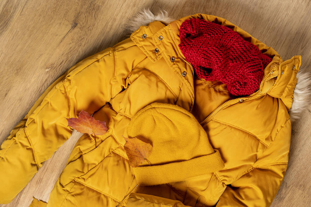 Le confort d'une tenue jaune chaud par temps froid. Automne confortable, achats de vêtements d'hiver, vente, style dans le concept de couleurs à la mode - Photo, image
