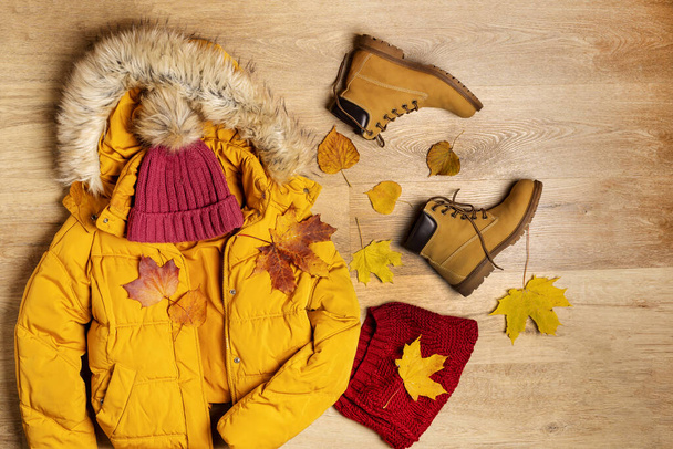 Soğuk hava için sıcak sarı bir kıyafetin rahatlığı. Rahat bir sonbahar, kış alışverişi, satış, moda renk konsepti. - Fotoğraf, Görsel