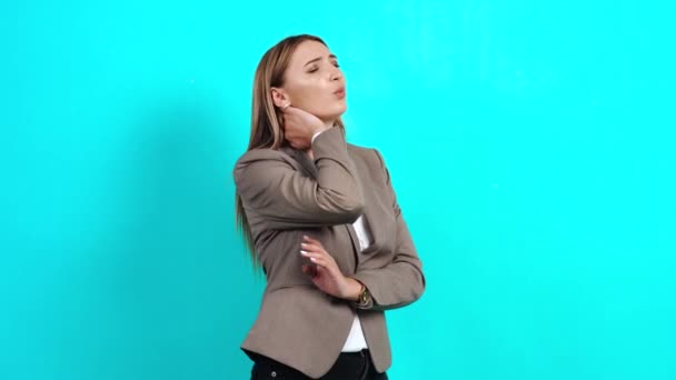 Müde junge Geschäftsfrau massiert taube Nackenschmerzen, spürt Krämpfe in den Muskeln - Filmmaterial, Video