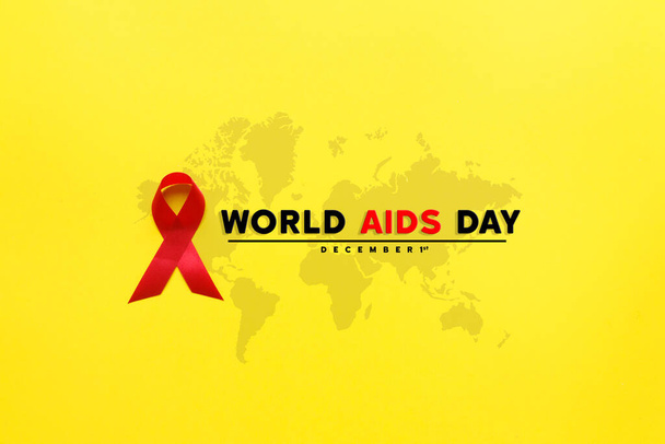 piros AIDS tudatosság szalag sárga papír háttér. A segélyek világnapja és az egészségügy és az orvostudomány koncepciója - Fotó, kép