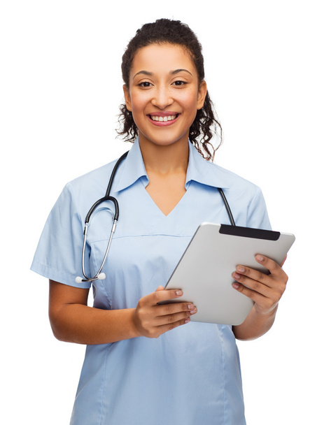 Lääkäri tai sairaanhoitaja stetoskooppi ja tabletti pc
 - Valokuva, kuva
