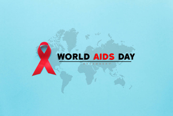 piros AIDS tudatosság szalag a kék papír háttér. A segélyek világnapja és az egészségügy és az orvostudomány koncepciója - Fotó, kép