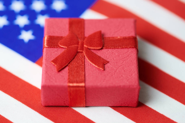 Ajándék doboz az USA zászlóján. Amerikai ajándék a nemzetnek. Zöld kártya vagy július 4. Függetlenség napja Az Egyesült Államok jelenlegi koncepciója. - Fotó, kép