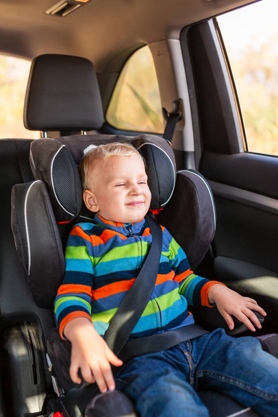 Little baby boy sitting on a car seat buckled up in the car. Children's Car Seat Safety - Foto, afbeelding