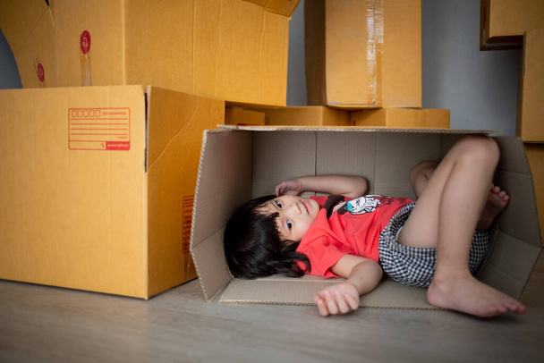 child in the delivery box, hidden kid - Photo, Image