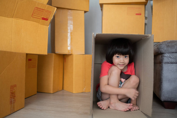 child in the delivery box, hidden kid - Photo, Image