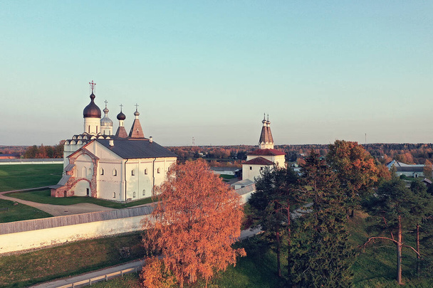landscape of ferapontov monastery autumn, top view drone, orthodox church of vologda - Foto, afbeelding