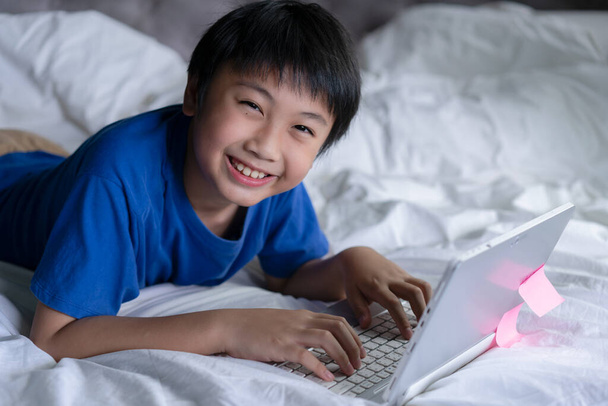 Kisfiú használja laptop tanulás az oktatás online - Fotó, kép