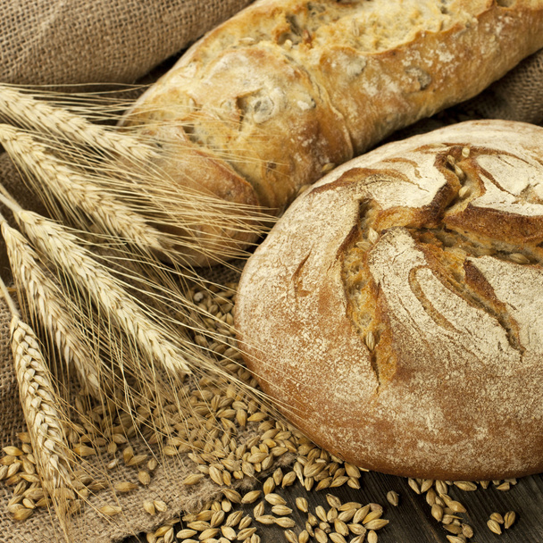 Свежий выпеченный традиционный хлеб
 - Фото, изображение