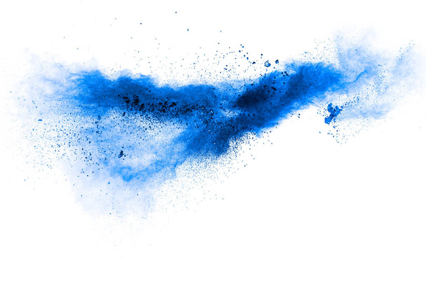 Μπλε χρώμα σκόνη σύννεφο έκρηξη σε λευκό φόντο.Blue σωματίδια σκόνης βουτιά στο παρασκήνιο. - Φωτογραφία, εικόνα