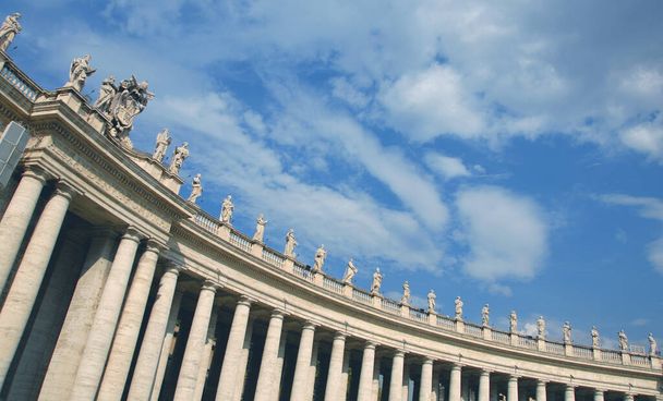 De beroemde colonnade van het Sint-Pietersplein in de Vaticaanse staat die bestaat uit grote kolommen travertijn in ronde vorm. - Foto, afbeelding
