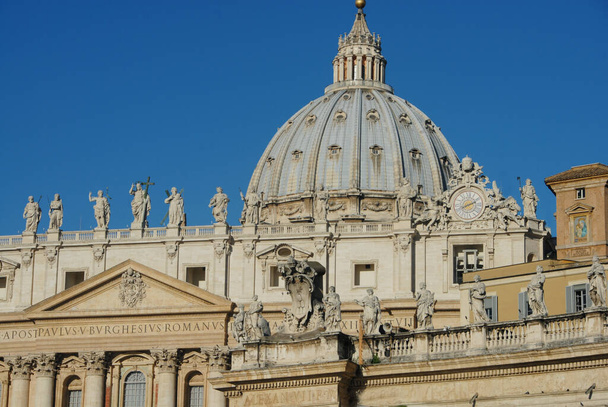 la cúpula de San Pietro llamada "Il Cupolone" domina la basílica de San Pietro en el Vaticano con sus estatuas. Obra maestra de Bernini y Miguel Ángel. - Foto, imagen