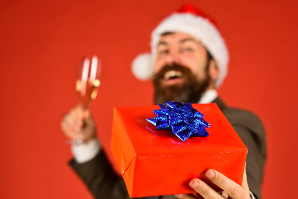 Businessman with happy face holds present box in close up - Foto, Imagem