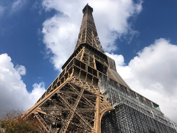 wieża Eiffla w chmurach piękny widok na wieżę Eiffla w Paryżu Francja - Zdjęcie, obraz
