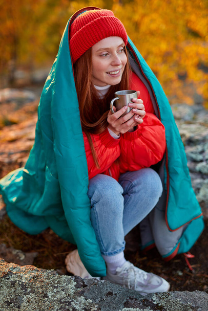 traveller woman with cup of tea ,enjoys the scenery in the mountains - 写真・画像