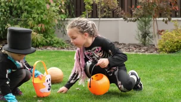 Dzieci bawią się w kostiumy na Halloween. - Materiał filmowy, wideo
