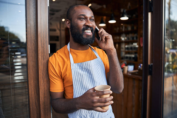 Homem afro-americano alegre falando no celular ao ar livre - Foto, Imagem
