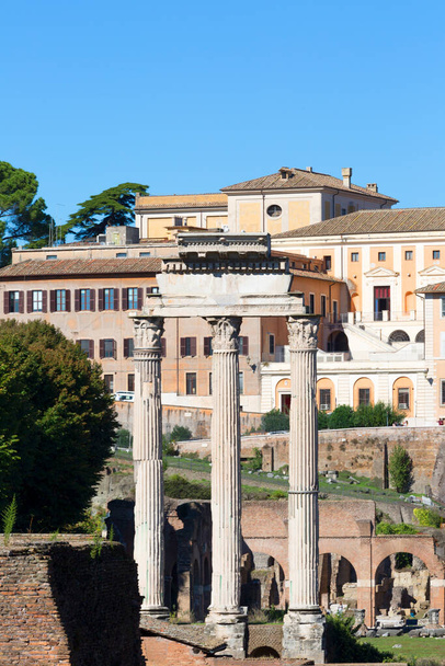 Forum Romanum, vista de las ruinas de varios edificios antiguos importantes, fragmento del Templo de Castor y Pollux, Roma, Italia - Foto, imagen