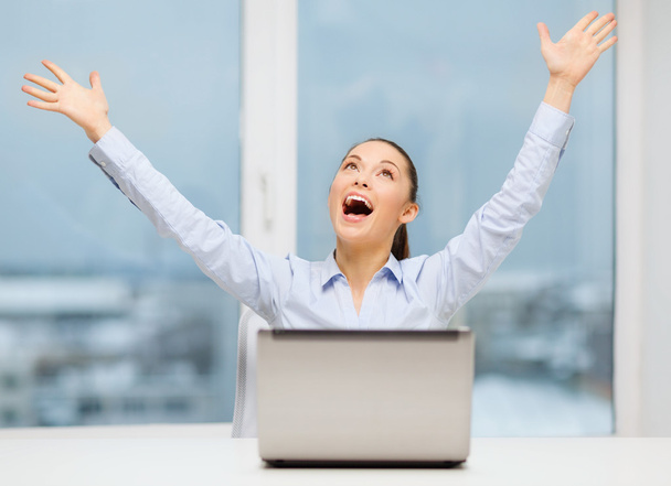 Screaming businesswoman with laptop in office - Foto, afbeelding