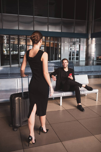 Жінка зустрічає чоловіка в аеропорту
 - Фото, зображення