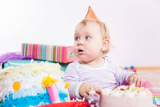 Criança comendo bolo de aniversário - Foto, Imagem