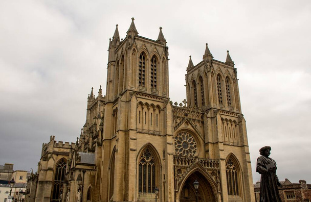 Vecchia architettura storica della cattedrale di Bristol e cielo nuvoloso - Foto, immagini