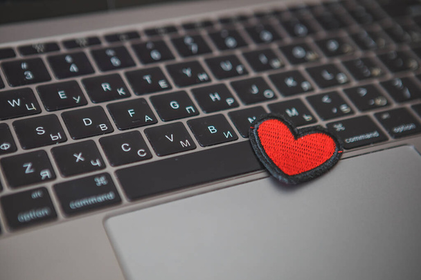 красный символ сердца на клавиатуре ноутбука. онлайн знакомства. close up - Фото, изображение
