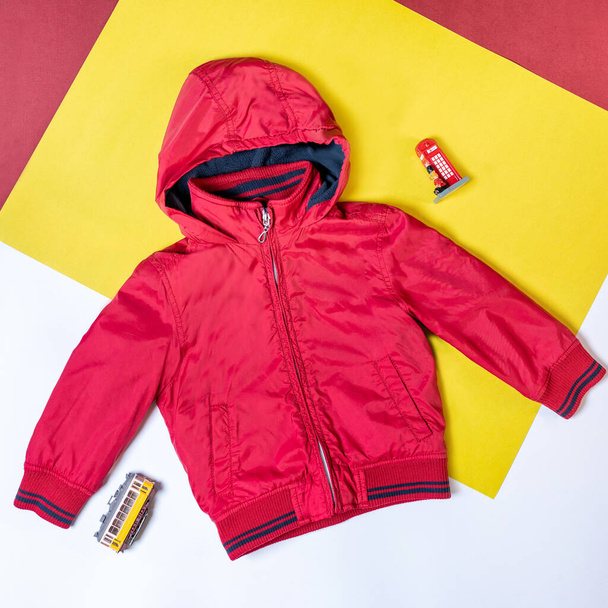 Kırmızı kapüşonlu ceket izole edilmiş üst görünüm oluşturur - Fotoğraf, Görsel