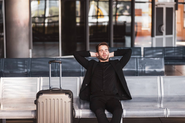 Man waiting for his flightin the airport - Foto, Bild
