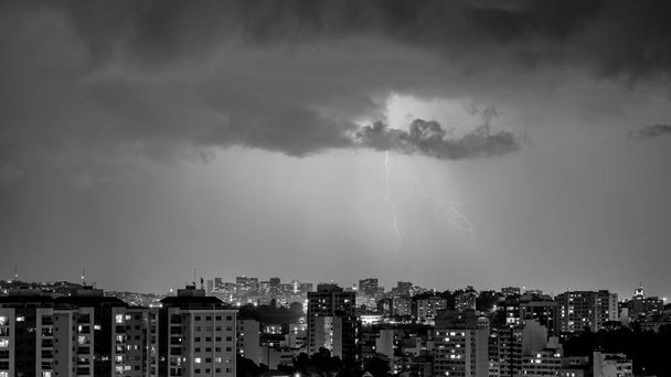 Beelden van de komst van een sterke zomerstorm met bliksem en regen. Evenement in de stad in de late namiddag, vroeg in de avond in Niteroi, Rio de Janeiro, Brazilië - Foto, afbeelding