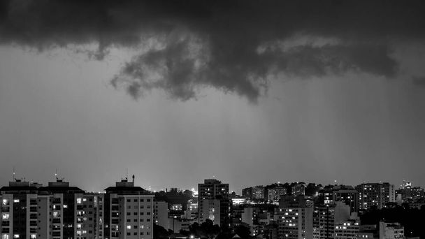 Képek az érkezés egy erős nyári vihar villám és eső. Esemény a városban késő délután, kora este Niteroi, Rio de Janeiro, Brazília - Fotó, kép