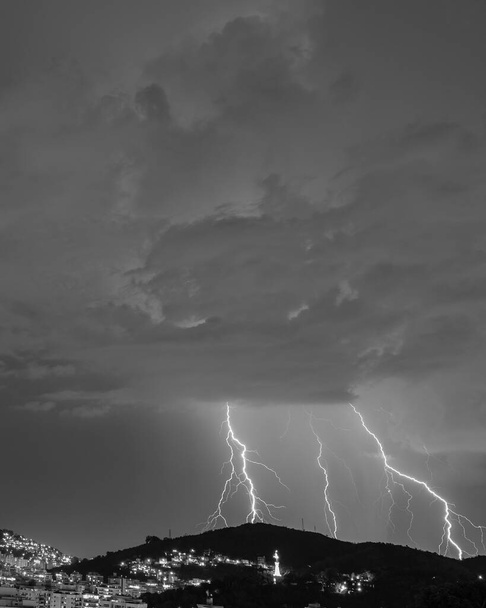 雷と雨と強い夏の嵐の到着の画像。ブラジル、リオデジャネイロのニテロイでの午後遅く、夕方の街でのイベント - 写真・画像