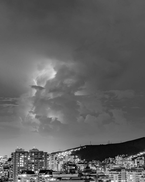Képek az érkezés egy erős nyári vihar villám és eső. Esemény a városban késő délután, kora este Niteroi, Rio de Janeiro, Brazília - Fotó, kép