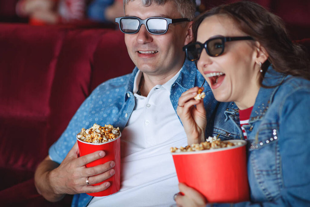 Los espectadores sentados en el cine y viendo películas. Concepto de una variedad de emociones humanas. - Foto, Imagen