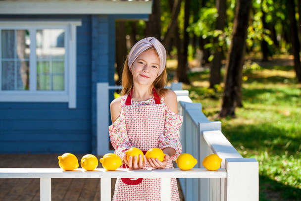 Portrait of a young teenage girl with lemons - Fotoğraf, Görsel