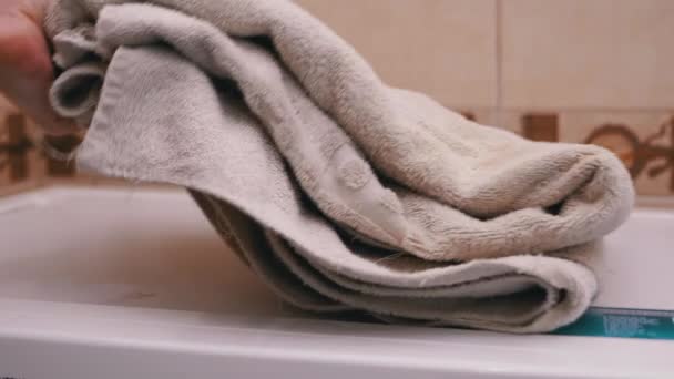 Primer plano de las manos poniendo pila de toallas de baño blancas frescas en la sábana. Servicio de habitaciones servicio de limpieza habitación de hotel macro primer plano - Metraje, vídeo