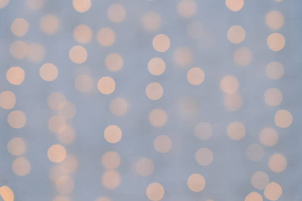 Vánoční abstraktní rozmazané pozadí. Rozostřené prázdninové pozadí s vánoční světlo. Dovolená zářící třpyt rozostřené pozadí.Bokeh objektiv efekt z světelných skvrn. Téma Vánoc a Nový rok. - Fotografie, Obrázek